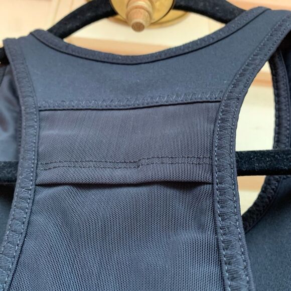 Fabletics black workout top, great condition, great sweat absorbance, size S/XS - Picture 4 of 4